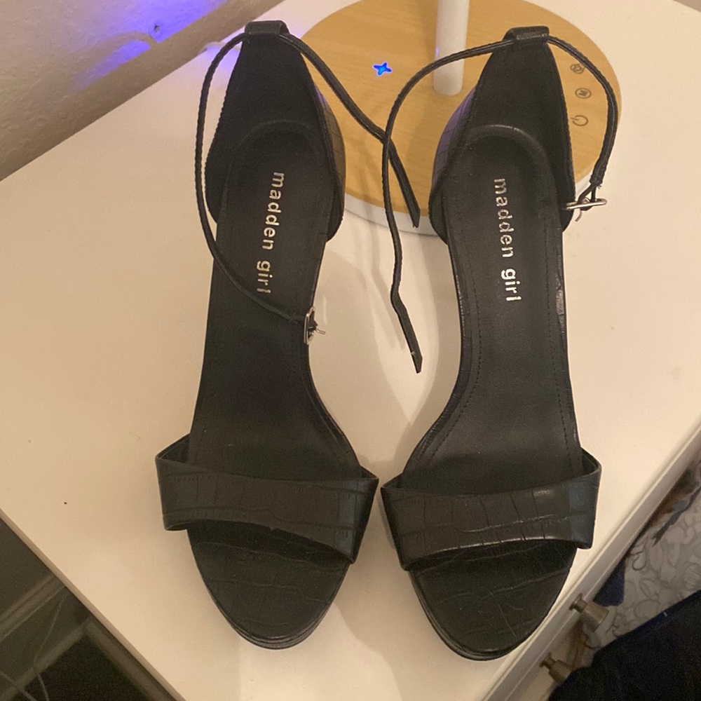 madden girl sandal, only worn twice!